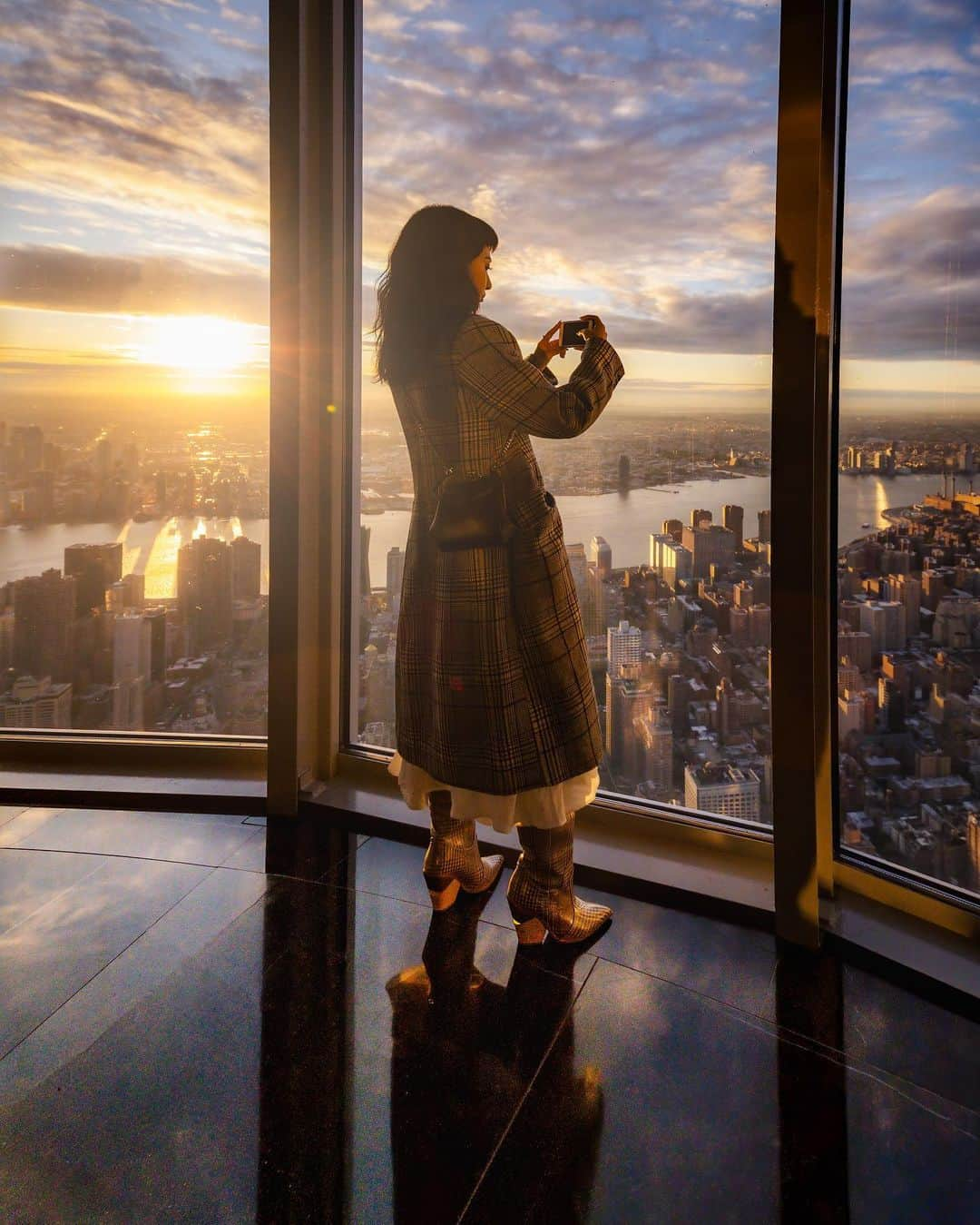 Empire State Buildingさんのインスタグラム写真 - (Empire State BuildingInstagram)「The perfect place to reflect on your year & set those resolutions: 102 floors above NYC. Link in bio. ✨ . 📷: @beholdingeye #empirestatebuilding」12月30日 1時58分 - empirestatebldg