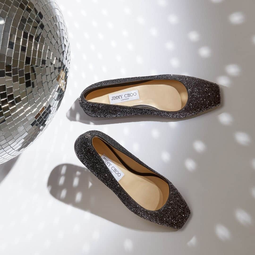 Jimmy Chooさんのインスタグラム写真 - (Jimmy ChooInstagram)「Combining a sleek streamlined silhouette with a modern square toe, the MIRELE FLAT pumps in textured black glitter are a must-have for day to night comfort and elegance #JimmyChoo」12月30日 2時00分 - jimmychoo