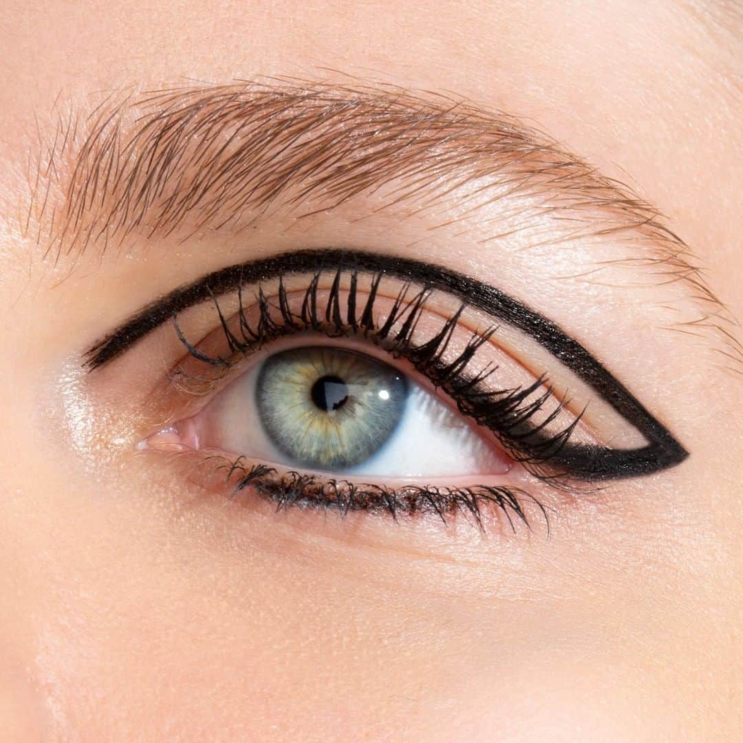 Smashboxのインスタグラム：「This eyeliner look will definitely make you leave the party with the most tagged photos.」