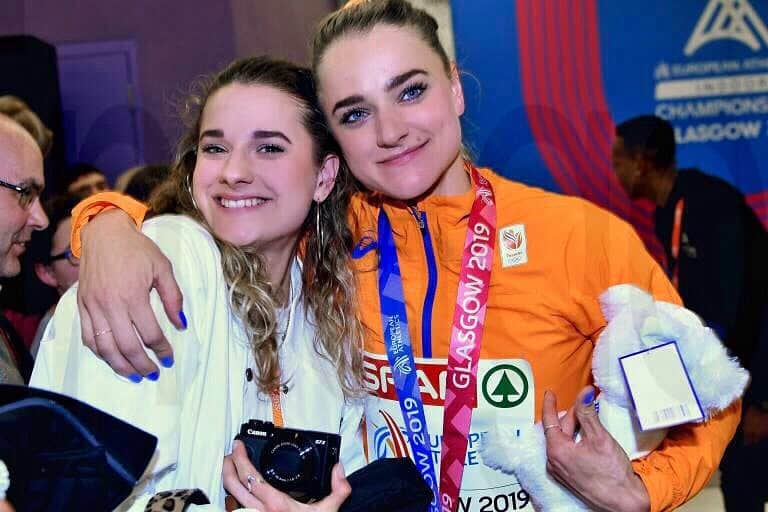 ラウラ・デ・ウィットのインスタグラム：「In 2019 I had so many opportunities to cheer my sister on during her races 🤩 One of my favorite picture after she won bronze at the European Indoor Championships 🥉✨ Even tho I would rather be in the same races as her, it’s awesome to support her at these big moments 🧡 #ZusjesDeWitte」