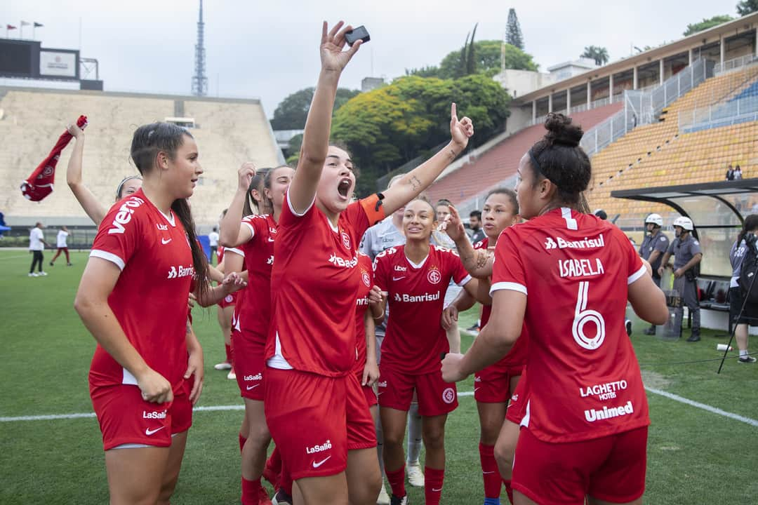 サッカー ブラジル代表チームさんのインスタグラム写真 - (サッカー ブラジル代表チームInstagram)「Na Base Feminina, destaque para São Paulo, campeão do Brasileiro Sub-16, e para o Inter, que levou o Brasileirão Sub-18. Parabéns às duas equipes! ⠀ Fotos: Yuri Laurindo e Thais Magalhães ⠀ #Retrospectiva2019 #JogaBola #GigantesPorNatureza」12月30日 2時30分 - cbf_futebol