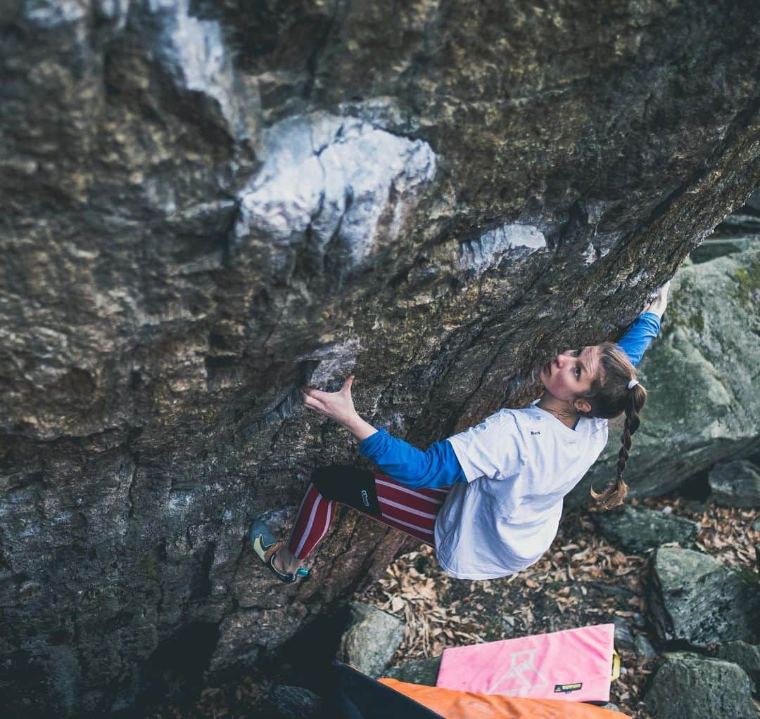 カロリーネ・ジンフーバーのインスタグラム：「i scored a ‚2nd life’ during my first life #endurancequeen 📷 @fabian.leu / chironico / ‚2nd life‘ / 8A+ @sosolid_official @belmezattitude @scarpa_at @natureclimbing @frictionlabs . . . #climbing #klettern #bouldern #bouldering #ticino #tessin #swiss #holiday #frictionlabs #chalkmatters #natureclimbing #scarpaclimb #noplacetoofar #verival #sosolid #leggings #girl #iloooveit #bouldering_came_first」