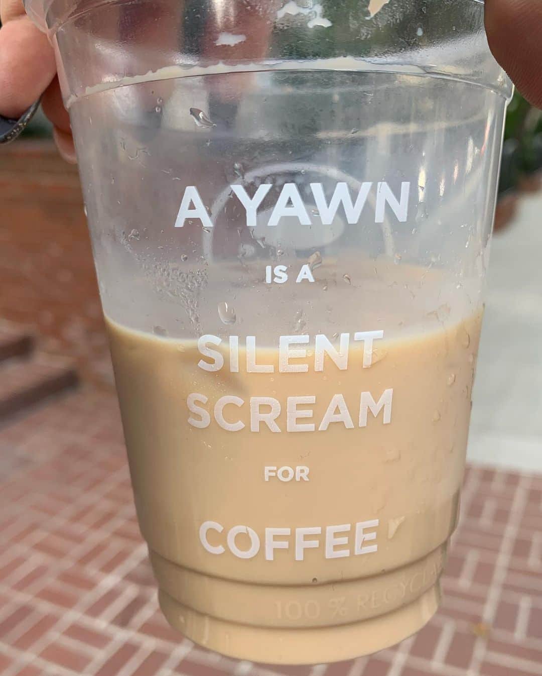 チャーリー・ジョーダンさんのインスタグラム写真 - (チャーリー・ジョーダンInstagram)「A yawn is a silent scream for coffee... ☕️ Happy girl because I’m on my way to Aspen to DJ at Bootsy Bellows for New Years and to rent a cabin with friends to go skiing! What are your plans for New Years? Also apologies about the plastic cup, I didn’t know it was going to be plastic or else I wouldn’t have gotten it to go 🙃 @revolve」12月30日 3時27分 - charlyjordan