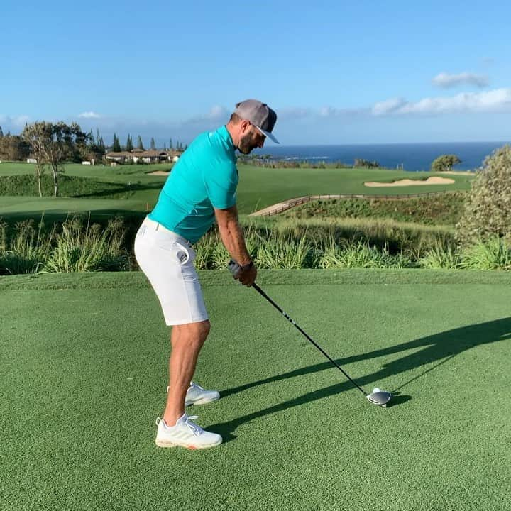 ダスティン・ジョンソンのインスタグラム：「One of my favorite holes at Kapalua! #sentrytoc I really like the changes to the course and my new gear this year! @taylormadegolf @adidasgolf」