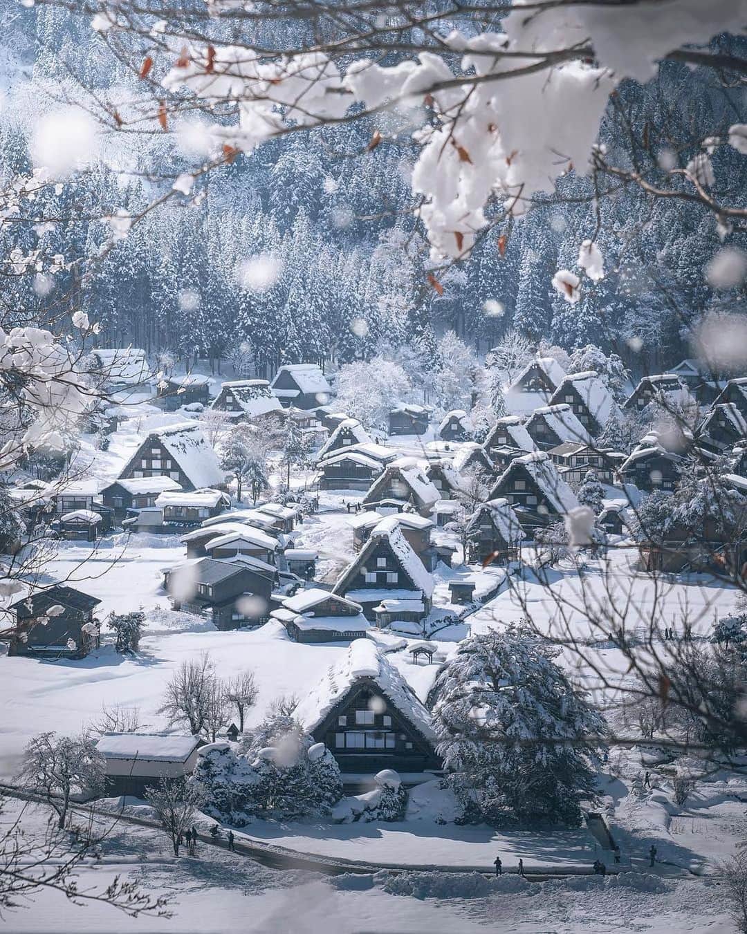 Instagramさんのインスタグラム写真 - (InstagramInstagram)「#HelloFrom Shirakawa-go, a historic village in Japan’s Gifu prefecture. The steep, thatched-roof farmhouses, which are part of a UNESCO World Heritage Site, are designed to withstand heavy winter snowfalls.  Photo by @hirokingraphy」12月30日 3時49分 - instagram