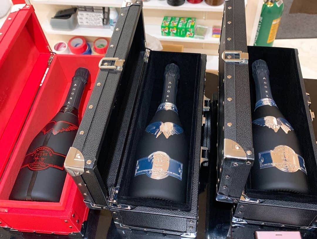 瀬乃ひなたさんのインスタグラム写真 - (瀬乃ひなたInstagram)「酒場バースデーでも たっっっっっくさんシャンパン🍾入れてくれた方居て 本当に嬉しい😭 酒場の過去売上ぶっちぎり1番だそう。。。 . . . #シャンパン　#🍾　#🥂 #エンジェル　#エンジェルブラック　#ドンペリ #ピンドン　#sod #softondemand  #av女優 #セクシー女優　#過去一　#シャンパン祭り　#女子社員酒場　#秋葉原　#酒場　#立ち飲み　#立ち飲み屋」12月30日 3時55分 - hinapiyosanchi