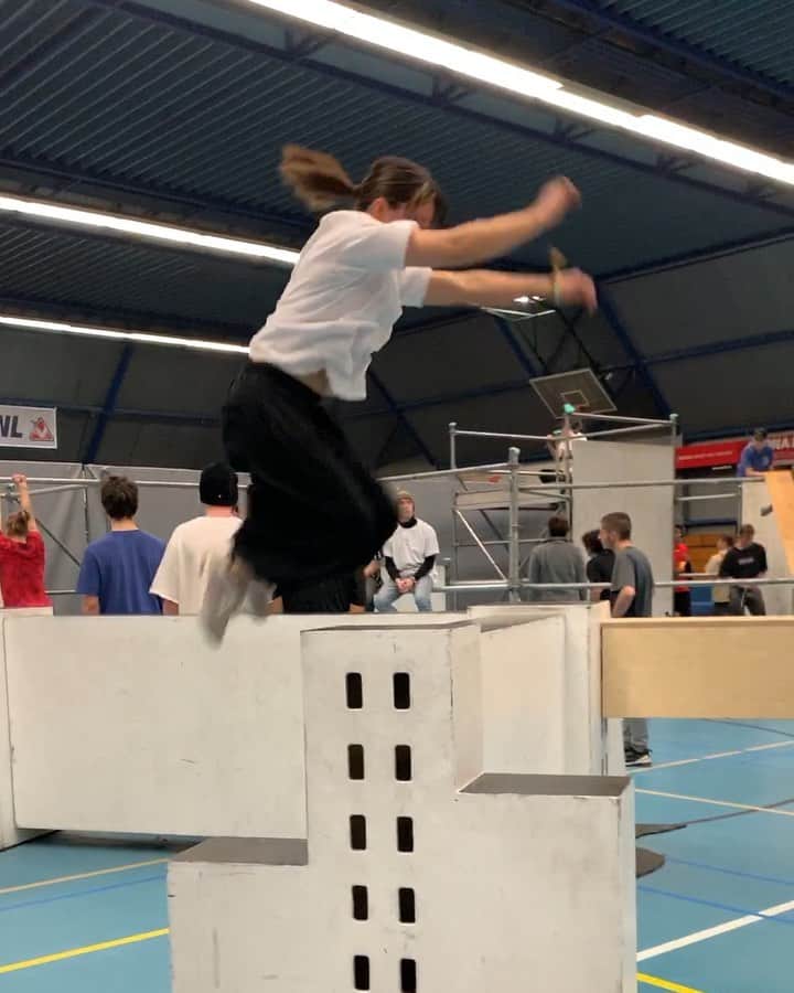 のインスタグラム：「Fun challenge from @salgadopk 🤟  #4tlom #parkour #parkourgirl #girlspower #girlparkour #freerunning #parkourgirls #seeanddo #traceuse #traceur #running #training #pre #flow #activity #movemet #traceuselife #パルクール #パルクール系女子 #女子トレーサー #フリーランニング #トレーニング #趣味 #フィットネス #跑酷」