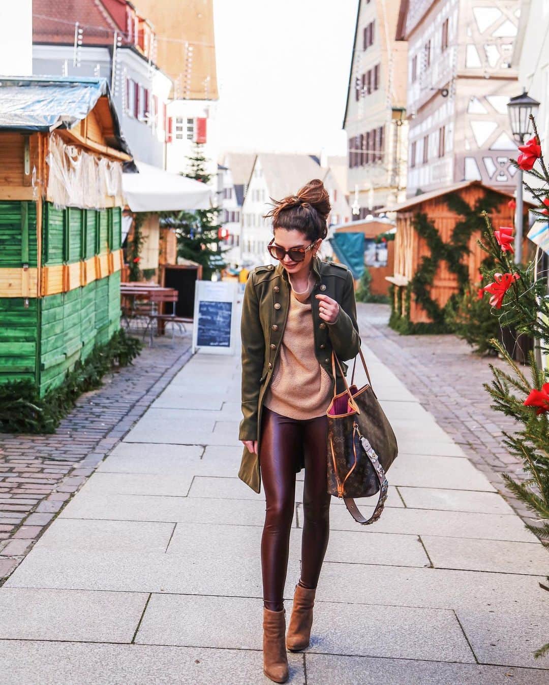 Anniのインスタグラム：「✨ GEWINNSPIEL ✨ - [unbezahlte Werbung]  Heute möchten wir euch einfach mal DANKE sagen für das wundervolle gemeinsame Jahr 2019 💛 Um euch etwas zurück zu geben könnt ihr heute ein XXL Paket (beinhaltet u.a. ein iPad und jede Menge Beautyprodukte - siehe Fotos 🤩) bei @saraabow, @oosaraoo & mir gewinnen !  Alles was du dafür tun musst: 🌟 Folgt @fashionhippieloves @oosaraoo  @saraabow 🌟 LIKE dieses Bild 🌟 Tagge in den Kommentaren jemanden dem du einfach mal DANKE sagen möchtest für dieses Jahr ! 🌟 Ein zusätzliches Los gibt es für das Teilen in der Story !  Mitmachen dürft ihr, eure Family & Freunde so oft ihr mögt. Alle Kommentare unter allen drei Postings werden hierbei berücksichtigt und der glückliche Gewinner wird am 01.01.20 um 20 Uhr ausgelost und per DM kontaktiert. Wir wünschen euch einen guten Rutsch ins neue Jahr ✨✨✨」
