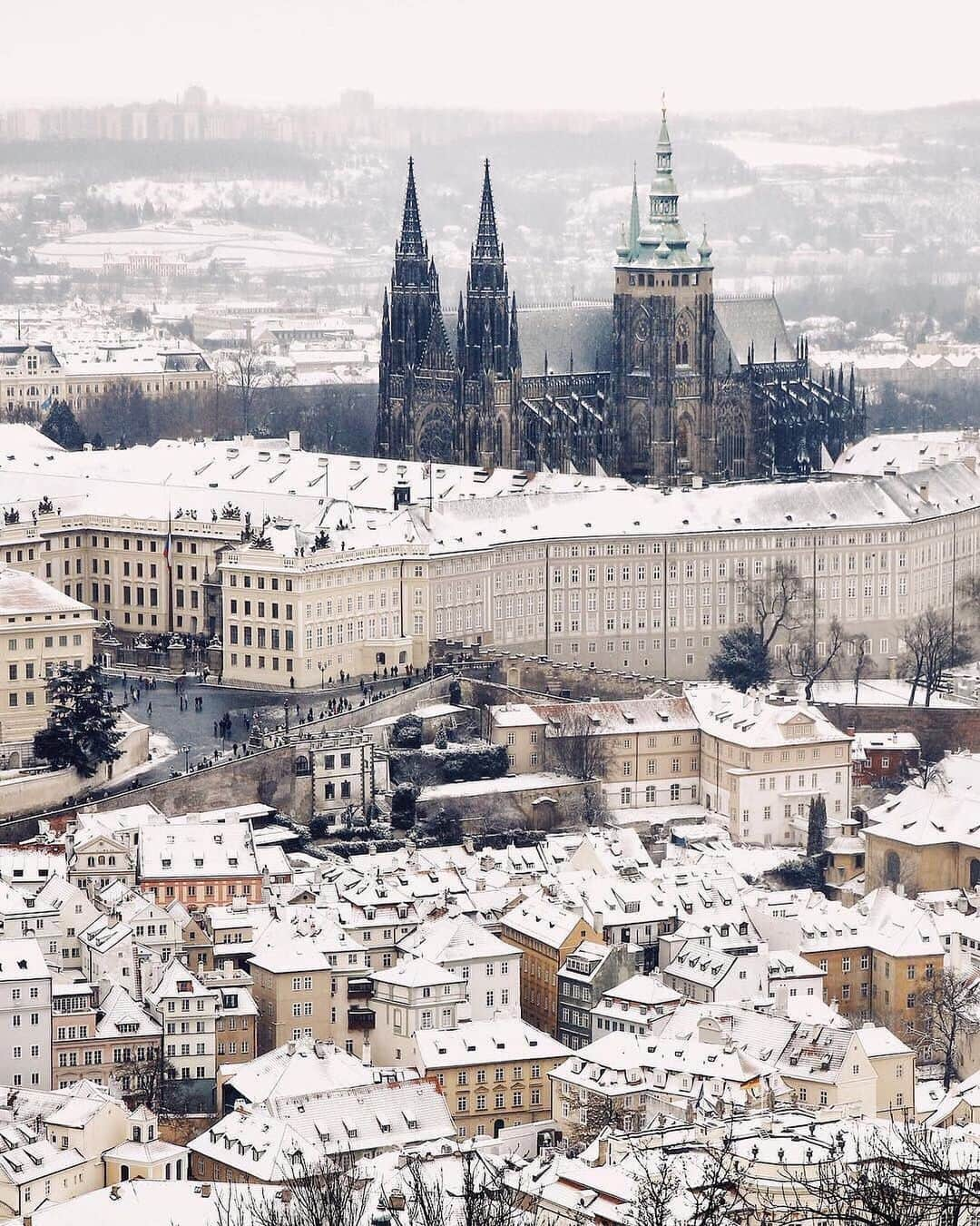 Earth Picsさんのインスタグラム写真 - (Earth PicsInstagram)「Prague, Czech Republic 🇨🇿 by @praguestagirl」12月30日 4時02分 - earthpix