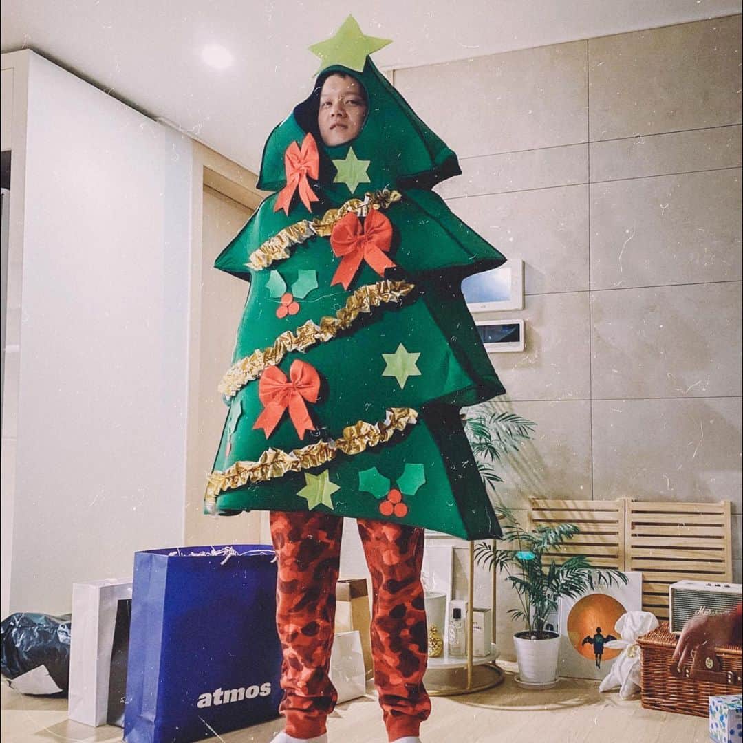 プニエル のインスタグラム：「Glad I have awesome friends that I can spend the holidays with! Always thankful for them! 🙏 how do y’all like my costume? 😎🎄 휴일을 같이 보낼수있는 친구들이 있다는걸 늘 고마운 마음. 🙏 제 코스튬 어때요? 😎🎄」