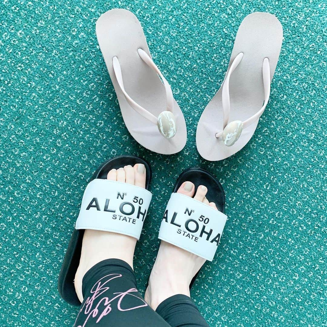 早川愛さんのインスタグラム写真 - (早川愛Instagram)「beach sandals👡🏖﻿ ﻿ ﻿ 上 @sanai_resort ﻿ 下 @abcstores ﻿ ﻿ ﻿ ﻿ 上のビーサンをはいてたら﻿ 履きなれず足が痛くなったから﻿ 急遽ABCストアで購入❣️﻿ ふわふわでめっちゃ良き💛﻿ ﻿ ﻿ ﻿ ﻿ #ビーチサンダル﻿ #ABCstore﻿ #ハワイ﻿ #ハワイ旅行﻿ #ハワイ旅行2019﻿ #年末年始﻿ #hawaii﻿ ﻿ ﻿」12月30日 4時09分 - megumegu_1006