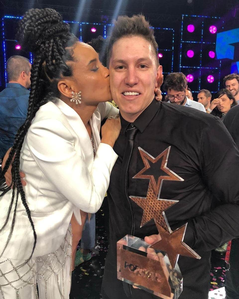 Tais Araújoさんのインスタグラム写真 - (Tais AraújoInstagram)「É CAMPEÃO!!! ⭐🎙 @jaksonfollmann fez uma temporada linda, cheia de emoção. Ele, que já era um campeão na vida, nos presenteou com uma temporada fiel à música que ele gosta de cantar e ao caminho que ele se propõe a seguir - e isso é lindo e importante! É ter estilo, é emocionar pelo que se é de verdade. Jackson, sua história nos emociona demais e foi lindo conhecer seu carisma e sua garra e ter você como o @popstar de 2019!!!!」12月30日 4時11分 - taisdeverdade