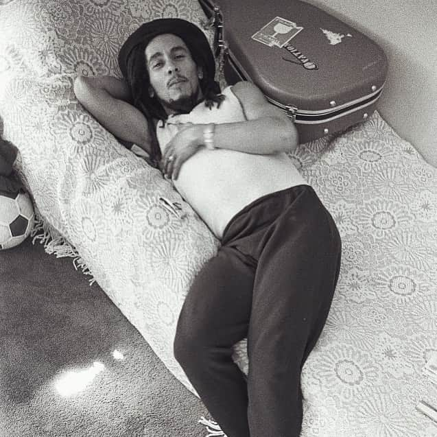 ボブ・マーリーさんのインスタグラム写真 - (ボブ・マーリーInstagram)「Sunday vibes 😊 how are you enjoying the final days of the year/decade? #bobmarley #takeiteasy . 📷: @dennismcevoymorris」12月30日 4時16分 - bobmarley