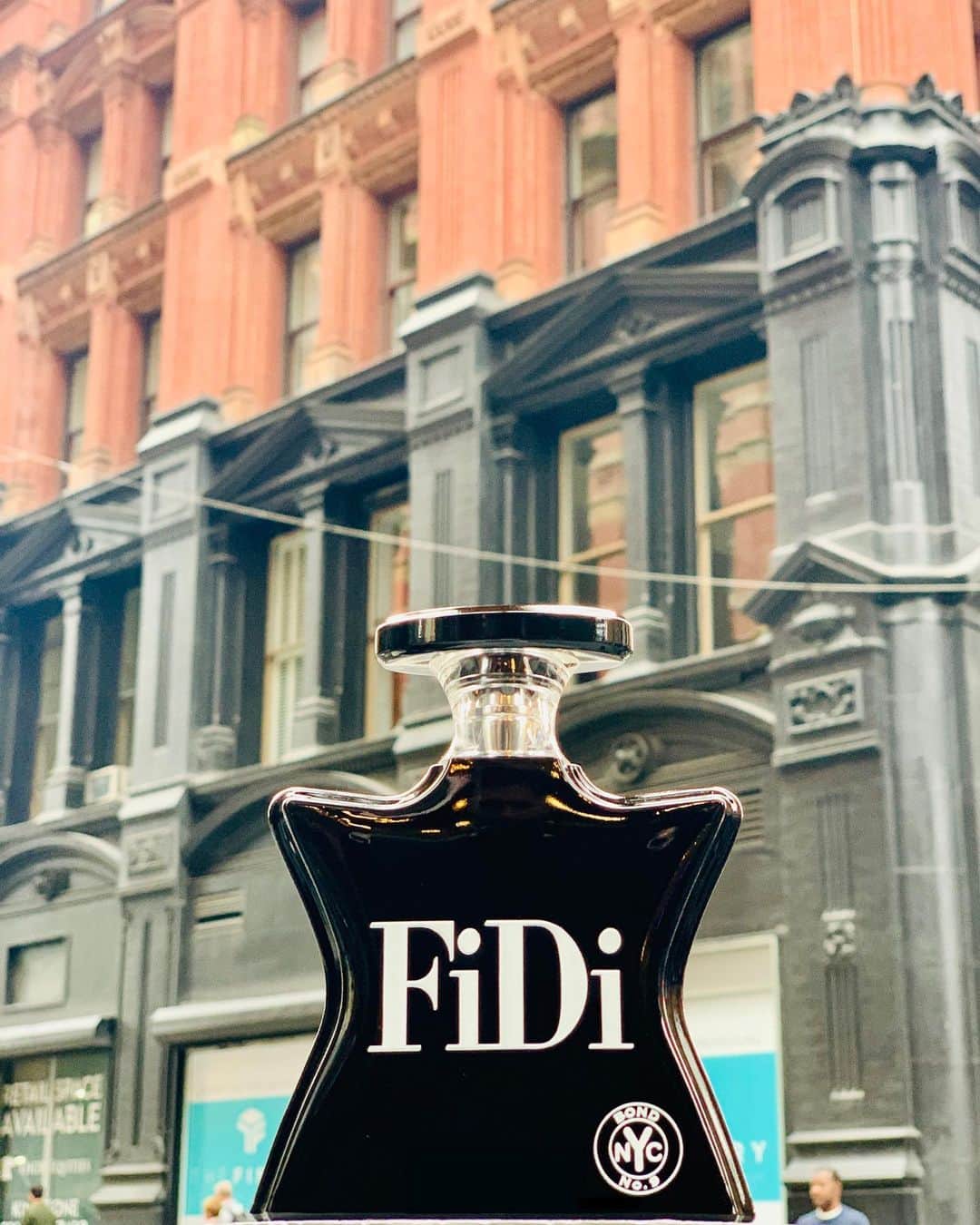 のインスタグラム：「What scent are you wearing to ring in the new decade? We’re loving FiDi, with notes of Madagascar black pepper, nutmeg and vanilla.  #bondno9 #bondno9ny #newyork #newyorkcity #nyc #fidi #fragrance #perfume #love」