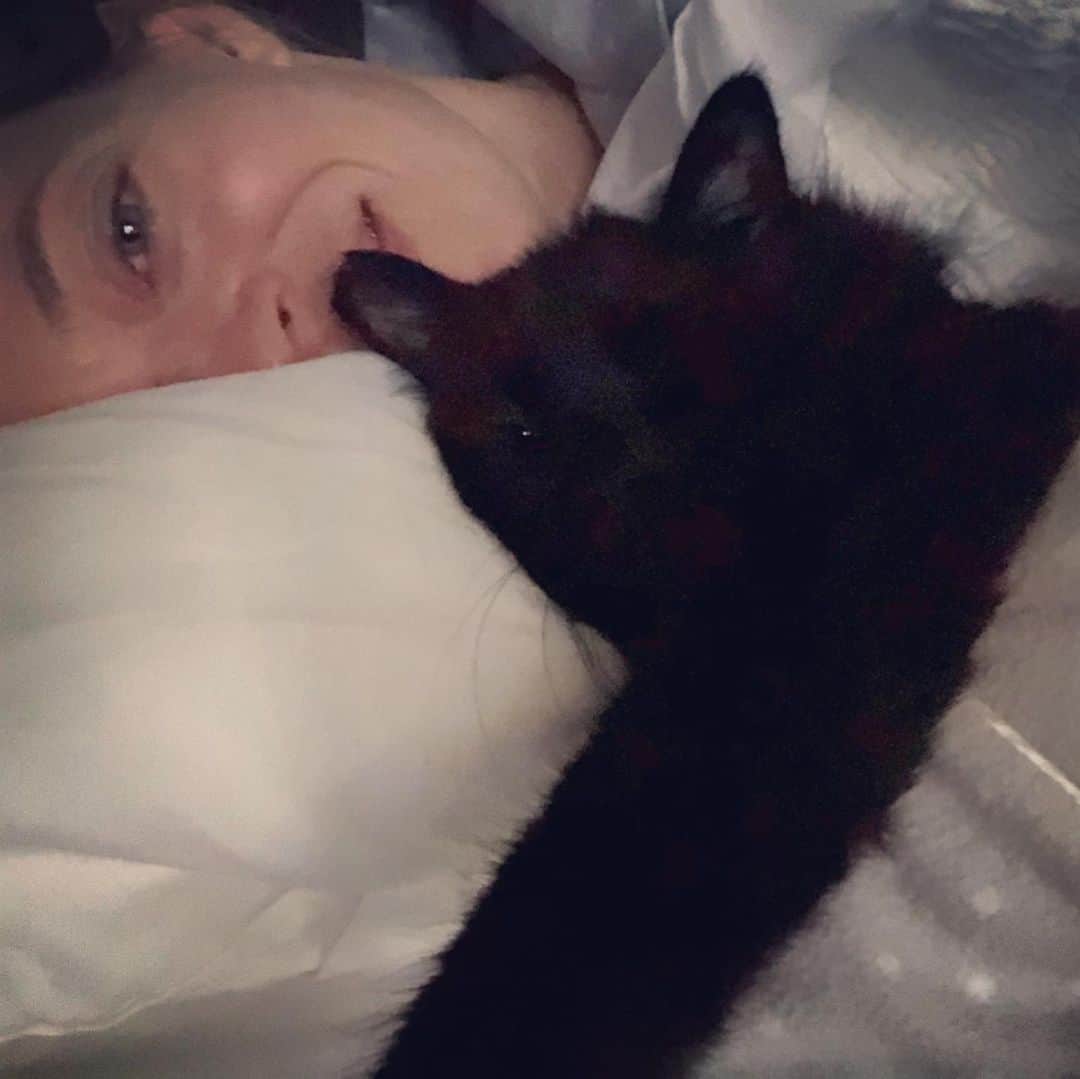 ジェリー・ライアンのインスタグラム：「My snuggle buddy... #everydayiscaturday #blackcatsarethebest 🖤」