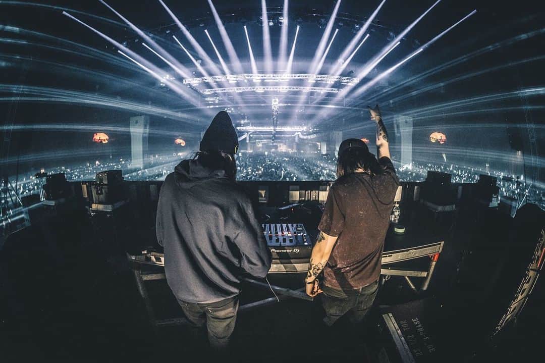 Zeds Deadのインスタグラム：「HIJINX hit hard! Thank you Philly for such a gassed up way to kick off our NYE run. Much ❤️ to everyone that turned up so hard at the AP too.」