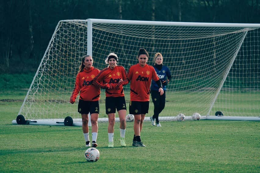 ジャッキー・グローネンのインスタグラム：「When they put you in the wall but it’s not really your ‘thing’ 😫😂 @manutdwomen」