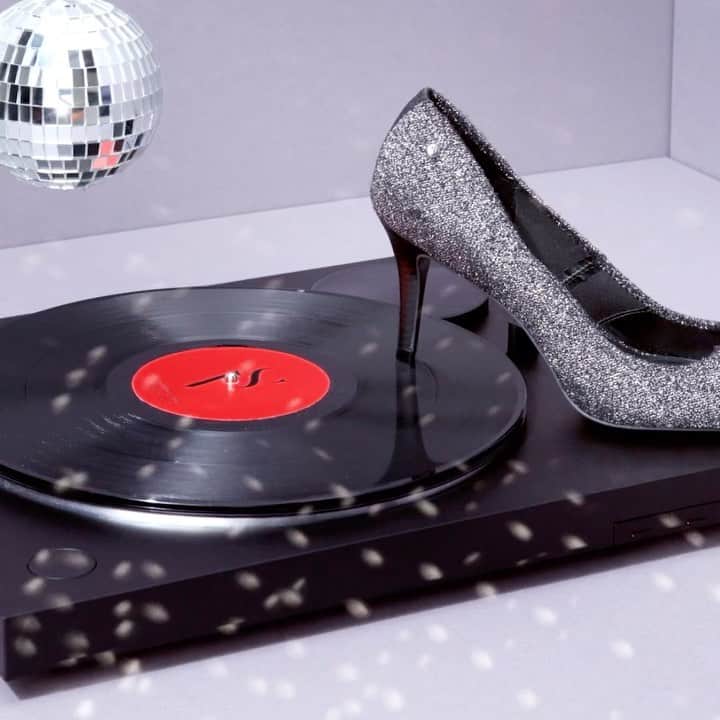 ロック&リパブリックのインスタグラム：「Pump up the holiday jams this New Year’s Eve 🎵#SimplyVera #Kohls」