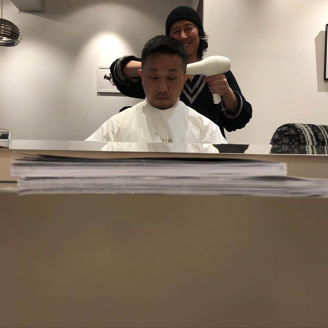 のインスタグラム：「2019年AArtirior納め✂︎ 今年も一年カッコよくカットしていただき、ありがとうございました‼️ . #aartirior #原宿 #カリスマ美容師」