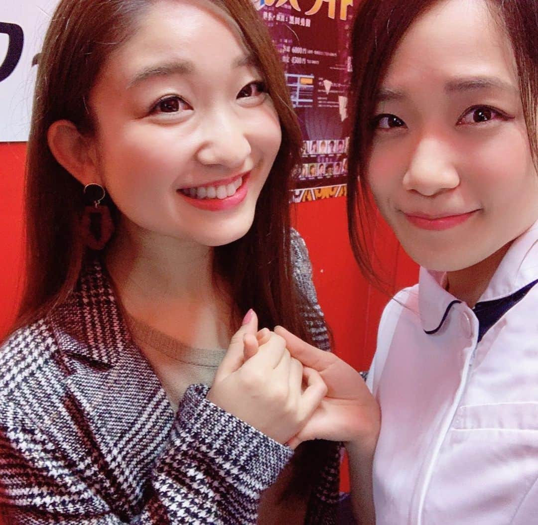 のインスタグラム：「久しぶりに会えて嬉しくて手繋いじゃった❤️🤭笑  先日はしおりん出演舞台　#四谷一武道会　へ😌 皆さん本当にパワフルだった！！ あつさんと久しぶりに会えたのに写真を撮り忘れました…🤳笑  2人のガッツは優勝に値すると思います🏆✨ 年末まで本当にお疲れさまでした😊」