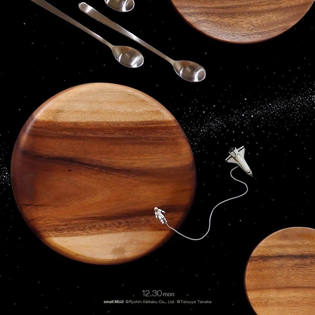 田中達也さんのインスタグラム写真 - (田中達也Instagram)「. 12.30 mon “Plate Planet” . 木製の木星 . #アカシアの皿 #惑星 #無印良品 #WoodenPlate #Planet #MUJI . 【small MUJI vol.1“Miniature”】 until Feb 29, 2020 #smallMUJI #MUJIKamppiHelsinki . ────────────────── 《EXHIBITION info》 . 【MINIATURE LIFE展 in 千葉】 MINIATURE LIFE EXHIBITION in Chiba Dec 28, 2019 - Jan 08, 2020 . 【MINIATURE LIFE展 in 宮崎】 MINIATURE LIFE EXHIBITION in Miyazaki Dec 27, 2019 -Jan 08, 2020 〈ギャラリートーク&サイン会〉 1月4日(土) 13:00〜、16:00～ #MINIATURELIFE展 #ミニチュアライフ展 . 【微型展 2.0 台中站】 MINIATURE LIFE EXHIBITION2 in Taichung until Mar 1, 2020 #微型展 #田中達也微型展 . ℹ️Please look at the Instagram story’s highlight for more information. .」12月30日 14時19分 - tanaka_tatsuya