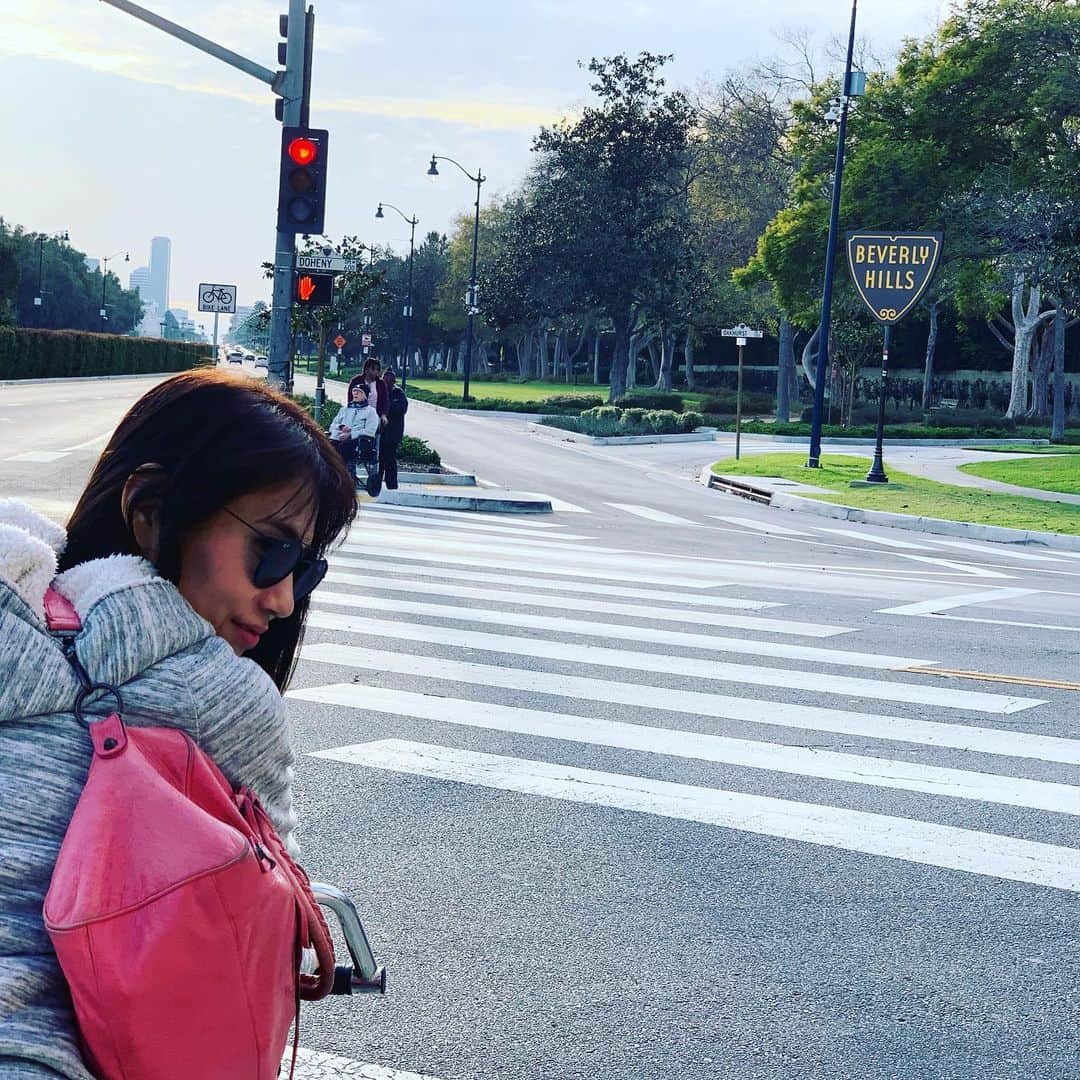 黒田美耶子さんのインスタグラム写真 - (黒田美耶子Instagram)「今日は日曜日なので、Beverly Hillsから West Hollywoodまで自転車で🚴‍♂️ぶらぶらサイクリングしました。 ウェストハリウッドは相変わらず、お兄さん同士が幸せそうに手を繋いで歩いている。 そんな光景を見ながらコーヒー飲んで過ごしております。 明日朝はまた早起きしてカフェに行きじっくり思考と向き合う。  #westhollywood #beverlyhills #rodeodrive #bycicle #ロサンゼルス #sundaybrunch #日曜日の過ごし方 #modelagency #ウェストハリウッド#」12月30日 14時23分 - miya_kuroda