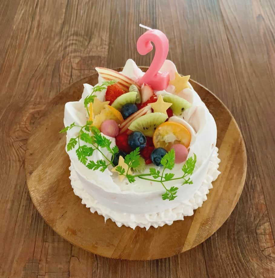 宮前真樹さんのインスタグラム写真 - (宮前真樹Instagram)「#happybirthday  エルマーさん2歳のお誕生日 チーズとヨーグルトのケーキでお祝い✨ #お誕生日おめでとう #無事2歳になったよ #元気に育ってくれてありがとう #犬ケーキ #手作り犬ケーキ 2歳になったので米粉生地のケーキデビュー 安納芋のペーストをサンドして 水切りヨーグルトとチーズのクリームでデコレーション うっすら付けたピンク色はトマト缶を利用。 #グルテンフリーケーキ #無添加ケーキ #もちろん砂糖なし #バターなしケーキ #エルマーの記録」12月30日 14時32分 - miyamaemaki0116