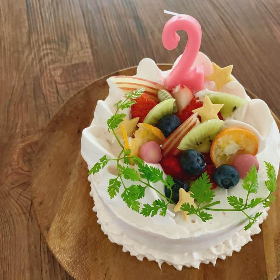 宮前真樹さんのインスタグラム写真 - (宮前真樹Instagram)「#happybirthday  エルマーさん2歳のお誕生日 チーズとヨーグルトのケーキでお祝い✨ #お誕生日おめでとう #無事2歳になったよ #元気に育ってくれてありがとう #犬ケーキ #手作り犬ケーキ 2歳になったので米粉生地のケーキデビュー 安納芋のペーストをサンドして 水切りヨーグルトとチーズのクリームでデコレーション うっすら付けたピンク色はトマト缶を利用。 #グルテンフリーケーキ #無添加ケーキ #もちろん砂糖なし #バターなしケーキ #エルマーの記録」12月30日 14時32分 - miyamaemaki0116