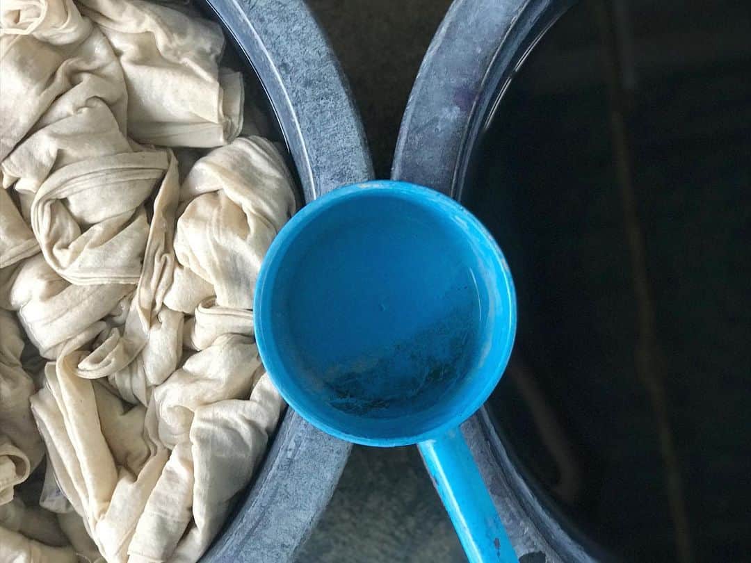 倉岡晋也のインスタグラム：「Visited ✔︎ Real indigo dyeing factory in Phrae ... I want try to know how make the product,until it reaches customer’s hand .. anyway  この藍染工場を訪れる為にバスを乗り継ぎ タイ北部にあるプレーという村へ… 隙を見つけてはモノ作りのプロセスに触れる こないだの伊勢丹での一日店長イベントもそうだったけど。。インターネット情報、ECが主と言われる時代だからこそ、、 生産者と消費者の間にいて ビジュアルを作るクリエイターにとっては、 『ニュアンスやセンス』だけでは、お仕事をするに通用しない気がしている昨今、、。 世の中にクリエイターは万といるわけで、、 藍色に馴染んだ腕の色かっこよかったなー、、。 ともかく、ストイックすぎず自分らしく。。😊😊 そんな2019の終わり #phraethailand」