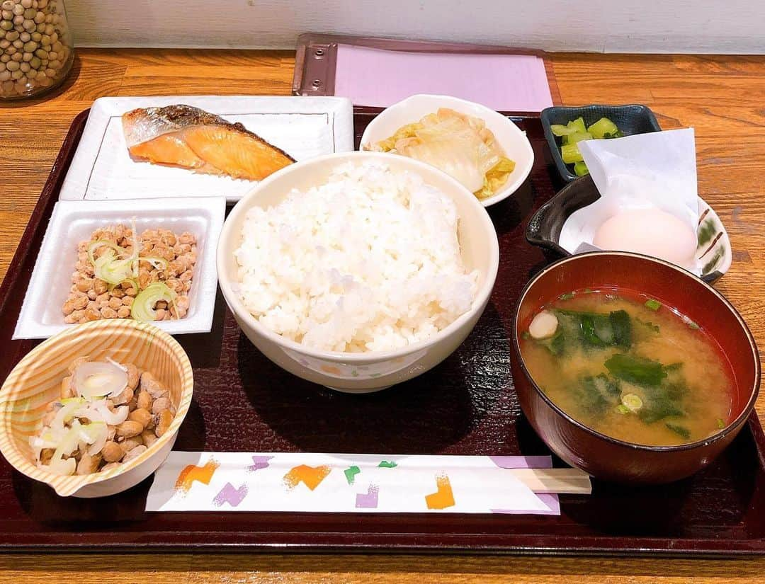 休日課長さんのインスタグラム写真 - (休日課長Instagram)「納豆食べ放題定食。935円。これに焼き鮭と卵を追加しました。  9種類の納豆から選んで食べ放題。今日は北のそでふり、国産小粒、ごま納豆、きび納豆、えだまめ納豆を。納豆って、最高。ごちそうさまでした！ #本炭 #本日の炭水化物 #なっとう」12月30日 14時37分 - kyujitsu_kacho