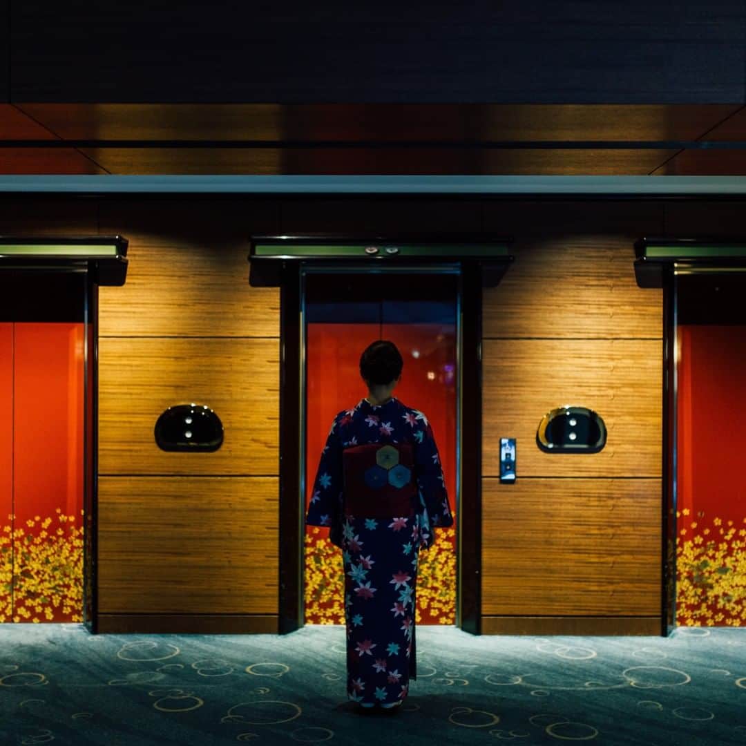 東急ホテルズさんのインスタグラム写真 - (東急ホテルズInstagram)「京都東急ホテルは、ロビーから望める中庭や、豪奢な屏風のようなデザインがあしらわれたエレベーターなど古都京都の「雅」に出逢うことができます。﻿ ﻿ 1年を通して変化する四季を感じることができ、﻿ ゆったりとした時間を過ごせる中庭は、﻿ 師走の喧騒を忘れることができる特別な空間。﻿ ﻿ 一年間を締めくくるにも、﻿ 新しい年を迎えるにもぴったりです。﻿ 宿泊は勿論、お食事のみでもお立ち寄りください。﻿ ﻿ 京都東急ホテルでは、大晦日から新年を迎える﻿ カウントダウンや、お正月ファミリーブッフェ、﻿ 生演奏など…﻿ ﻿ 様々な催しをご用意して皆さまをお待ちしております。﻿ 楽しい年末年始をお過ごしください。﻿ ﻿ #京都東急ホテル﻿ #kyoutotokyuhotel﻿ #kyoto_tokyu_hotel﻿ #京都 #西本願寺 #島原 #壬生﻿ #kyoto  #nishihonganzi #shimabara #mibu﻿ #新年 #newyear﻿ #東急ホテルズ #tokyuhotels﻿ #ホテル #旅 #旅行 #hotel #travel﻿ #travelgram #instatravel #ig_japan﻿ #traveler #traveling #japantravel﻿ #genic_travel #travelphotography﻿ #traveljapan #japantravelphoto」12月30日 15時01分 - tokyuhotels