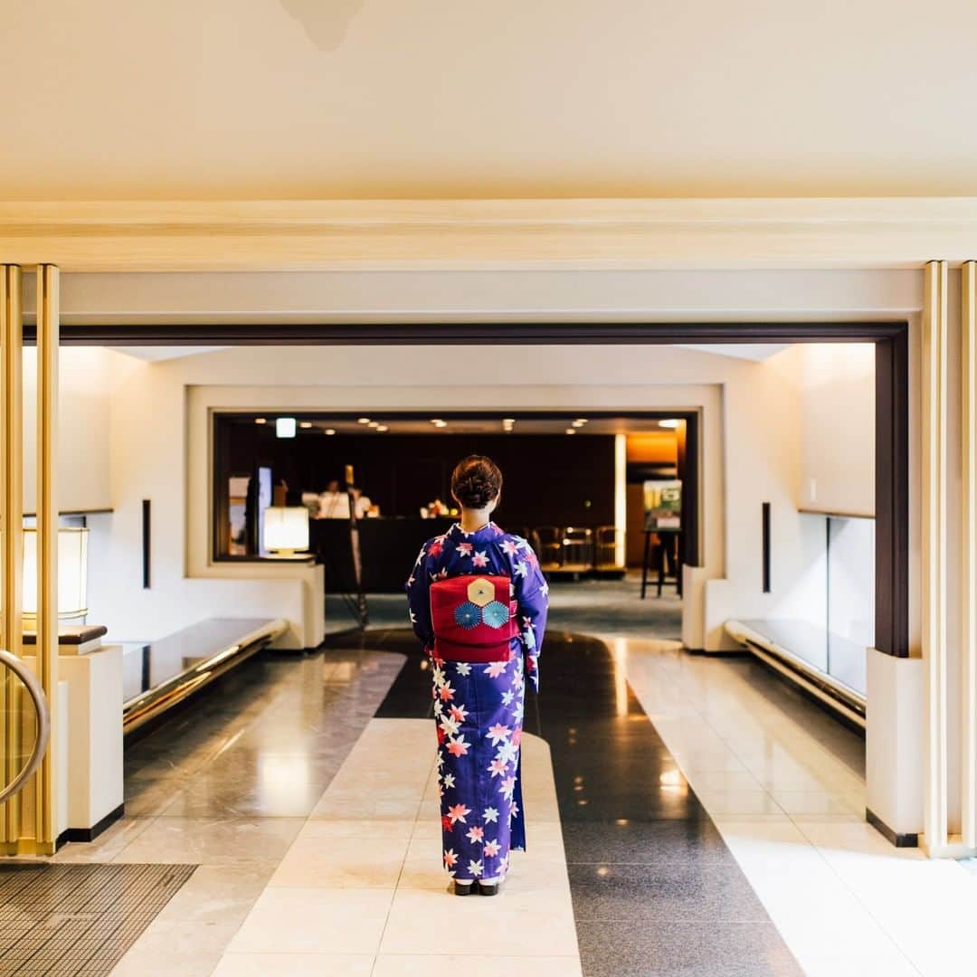 東急ホテルズさんのインスタグラム写真 - (東急ホテルズInstagram)「京都東急ホテルは、ロビーから望める中庭や、豪奢な屏風のようなデザインがあしらわれたエレベーターなど古都京都の「雅」に出逢うことができます。﻿ ﻿ 1年を通して変化する四季を感じることができ、﻿ ゆったりとした時間を過ごせる中庭は、﻿ 師走の喧騒を忘れることができる特別な空間。﻿ ﻿ 一年間を締めくくるにも、﻿ 新しい年を迎えるにもぴったりです。﻿ 宿泊は勿論、お食事のみでもお立ち寄りください。﻿ ﻿ 京都東急ホテルでは、大晦日から新年を迎える﻿ カウントダウンや、お正月ファミリーブッフェ、﻿ 生演奏など…﻿ ﻿ 様々な催しをご用意して皆さまをお待ちしております。﻿ 楽しい年末年始をお過ごしください。﻿ ﻿ #京都東急ホテル﻿ #kyoutotokyuhotel﻿ #kyoto_tokyu_hotel﻿ #京都 #西本願寺 #島原 #壬生﻿ #kyoto  #nishihonganzi #shimabara #mibu﻿ #新年 #newyear﻿ #東急ホテルズ #tokyuhotels﻿ #ホテル #旅 #旅行 #hotel #travel﻿ #travelgram #instatravel #ig_japan﻿ #traveler #traveling #japantravel﻿ #genic_travel #travelphotography﻿ #traveljapan #japantravelphoto」12月30日 15時01分 - tokyuhotels