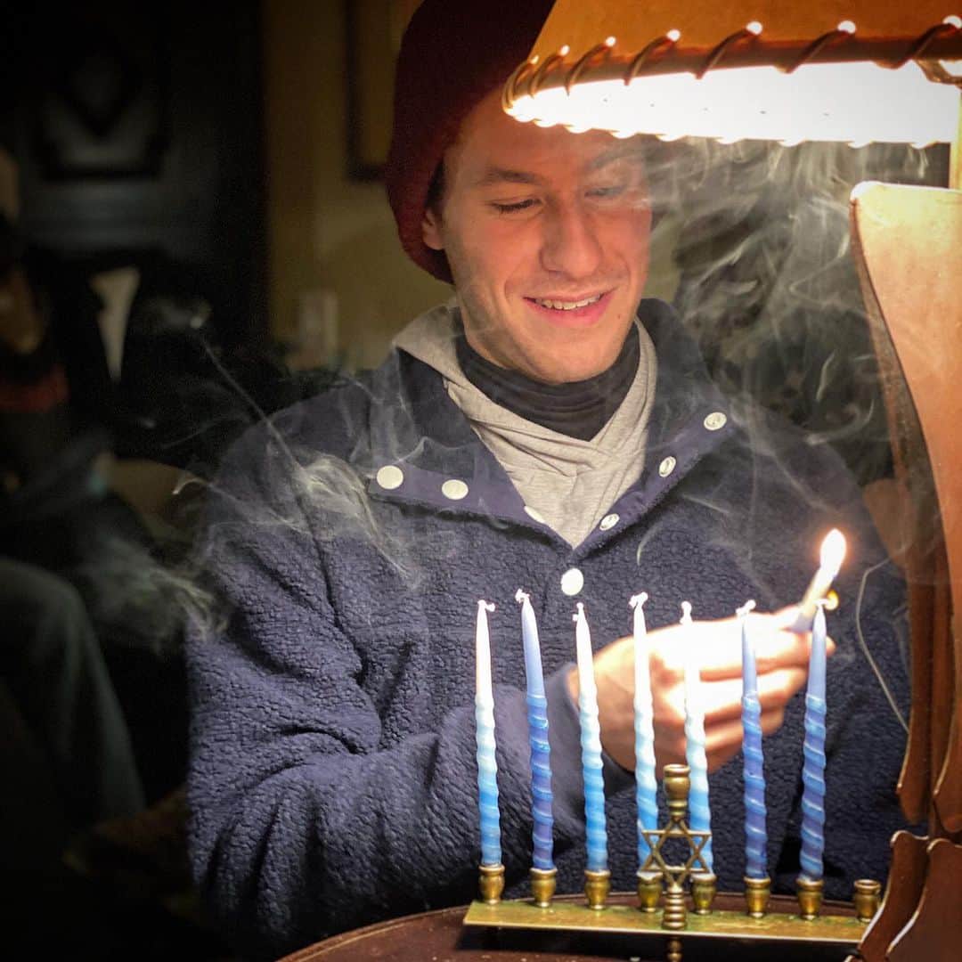 ジェイソン・ブラウンのインスタグラム：「Happy Holidays! 幸せな休日を！ 🕎🎄✡️」