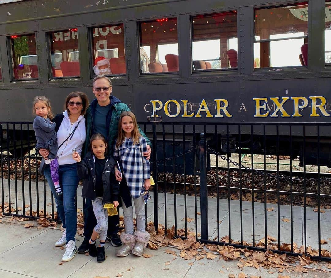 チャド・ロウさんのインスタグラム写真 - (チャド・ロウInstagram)「Holiday family photo (with the greatest photo bomb of all time!) Thank you @thepolarexpresssocal for a magical afternoon!」12月30日 14時55分 - ichadlowe