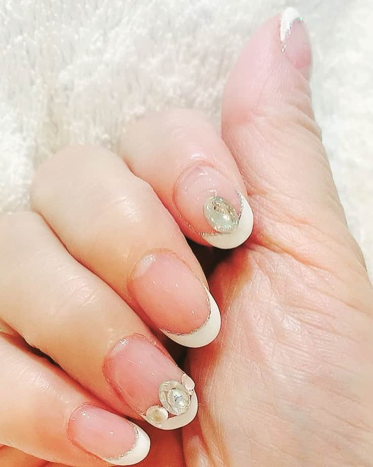 NAOMIのインスタグラム：「今年最後の Nail care&color change💅  新年間近であり Hawaiiに行くこともあり 白フレンチで 真っ白な気持ちを込めて。  #2本ずつ #オーバルとクリアストーンを付けて #真っ白な気持ちで #2020年を迎えたい❣️ #50代nail✨」