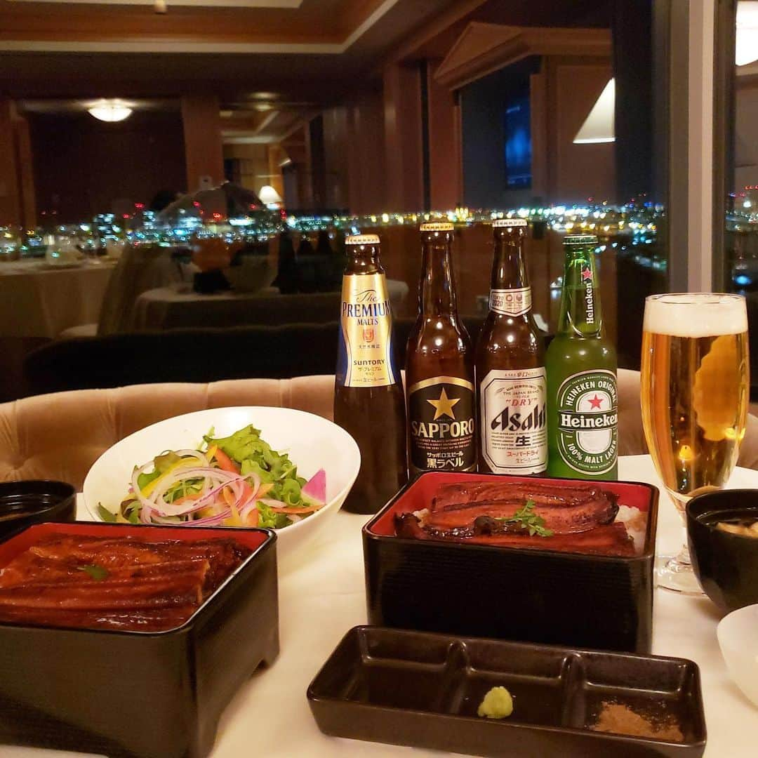 InterContinental Tokyo Bayさんのインスタグラム写真 - (InterContinental Tokyo BayInstagram)「. インルームダニングではうな重をご用意。 ふっくらした食感と甘辛だれが絶妙な塩梅でボリュームたっぷりのうな重は、日本のお客様はもちろんのこと、海外のお客様からも大変好評をいただいております😋  おすすめのビールとともに、東京湾の夜景をご覧いただきながら、ぜひお試しください🍺🌃 . #インターコンチネンタル東京ベイ  #ルームサービス #高層階 #フォトジェニック #インルームダイニング #浜松町 #海の見える部屋 #レインボーブリッジ #東京湾 #ホテル #うな重 #うなぎ #みそ汁 #おしんこ #eel #甘辛 #roomservice #tokyo #intercontinentaltokyobay #hotel #inroomdining #东京  #东京湾 #도쿄 #도쿄만」12月30日 15時05分 - intercontitokyobay