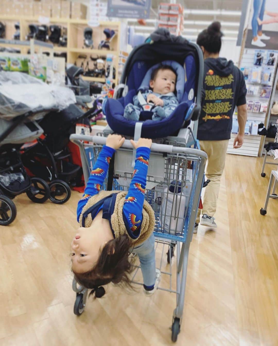 高木りなさんのインスタグラム写真 - (高木りなInstagram)「青色が大好きで毎朝 青の服を選ぶやんちゃ長男くん。今朝は青のパジャマを外出着で選んでました🌈💙👍🏻 파란색을 너무 좋아하는 아들. 매일 아침 파란색옷을 고르는데 오늘은 파란 양말에 파란 파자마를 입겠다고 해서... 근데 레트로 스웨터같은 느낌이 나는것 같아서 입히고나왔어요~🌈」12月30日 15時05分 - rinasvoyage