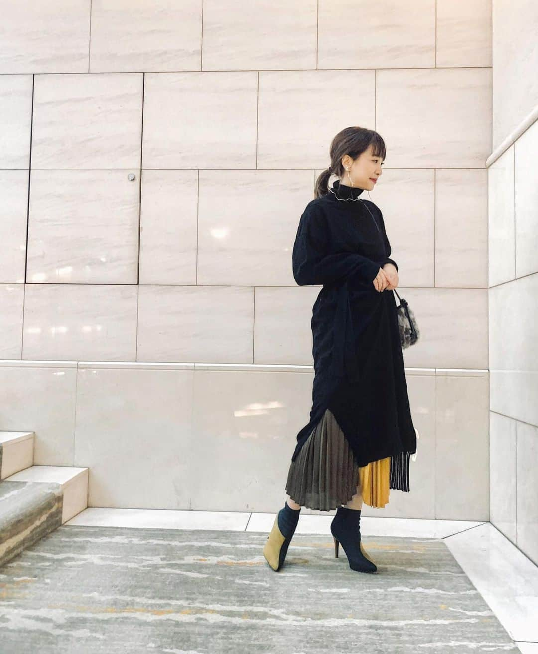 山下奈々美のインスタグラム：「#ootd  ずっと履きたかった@leoryxebloa_official のバイカラーブーツ👢 配色がほんと可愛い🙄！！ シンプルが好きだから、トップスのワンピースは安定のブラック❤︎ ・ ・ #leory#ebloa #leoryxeblóa #ozmosis #vintage #miyazaki#シェラトン宮崎 #ootd#シーガイア」