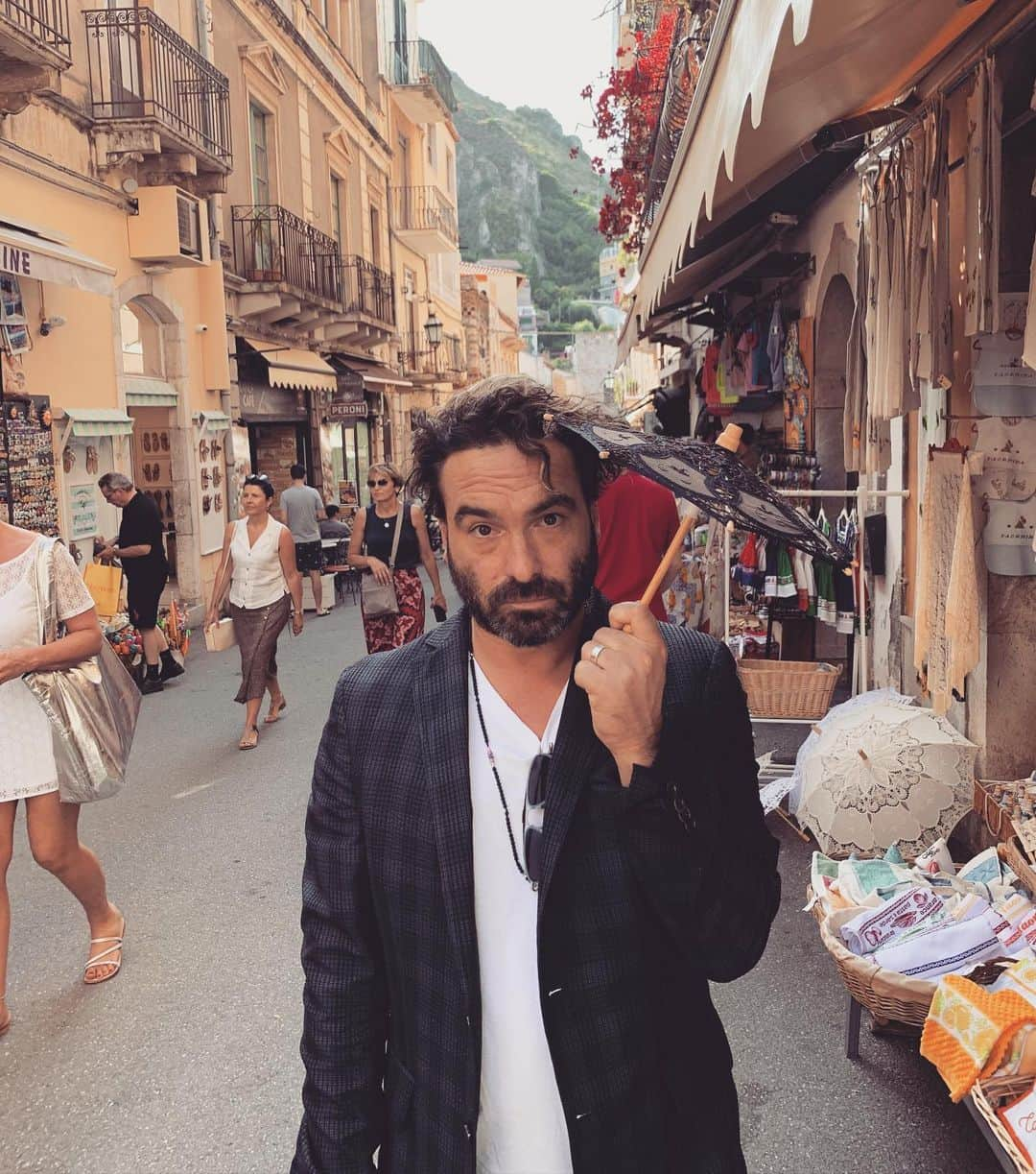 ジョニー・ガレッキさんのインスタグラム写真 - (ジョニー・ガレッキInstagram)「#taormina Not jet lagged at all. #realmencarryparasols」12月30日 15時20分 - sanctionedjohnnygalecki