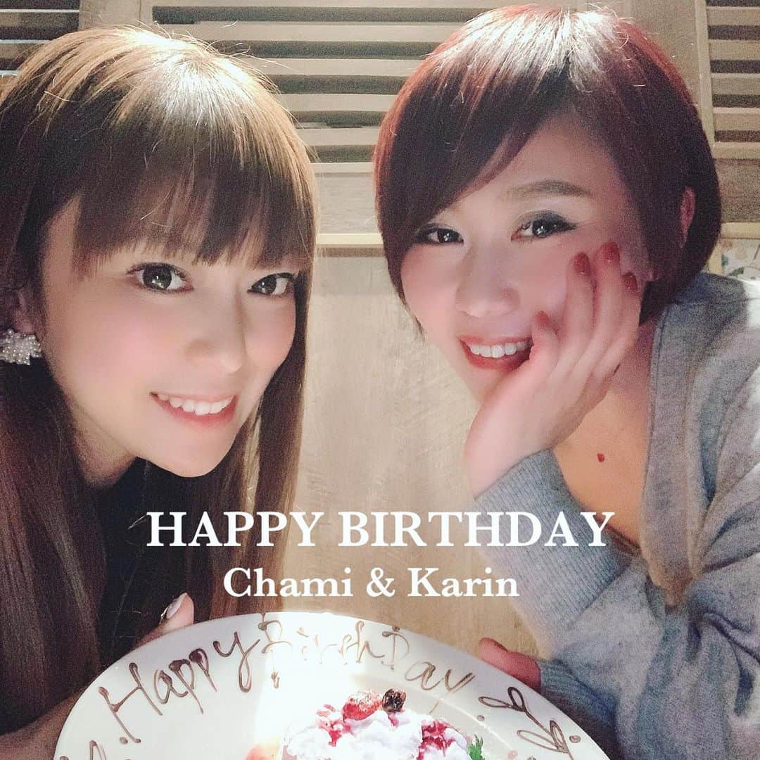 Karinのインスタグラム：「Chamiとバースデー🎉 🎂12/26 @chamicho 🎂12/27 @karins_flavor  誕生日が1日違いのChamiちゃんと今年も一緒にお祝いしました🥂久しぶりに会えて良かった〜❤️密かな毎年の楽しみ😊 ・ 交換したプレゼントが被って笑ったこともあるし、今年はどうしようかと思いつつ、前から渡したかったフラワーエコバッグにした🌸🌼🌺 ・ 話してると刺激も貰えるし、気持ちがフッと軽くなるし、ハッキリ思ってること言ってくれるし、ワンコ好き、貴重なお友達✨ また来年も一緒にお祝いしたいな🎵 ・ Chamiちゃんはワンコブロガーもやりつつ🐶動物OKのショップ&カフェで可愛いフォトブース作ったり定期的にイベントもやってるから、ワンコなど家族にいる方はぜひインスタチェックしてみてね★ ・ #誕生日 #バースデー #バースデープレート #happybirthday #忘年会 #シンガー #シンガーソングライター #音楽 #音楽好きな人と繋がりたい #写真 #live #photo #music #ilovemusic #livemusicphotography #musicgram #karin #singer #singersongwriter #ワンコ #ブロガー」