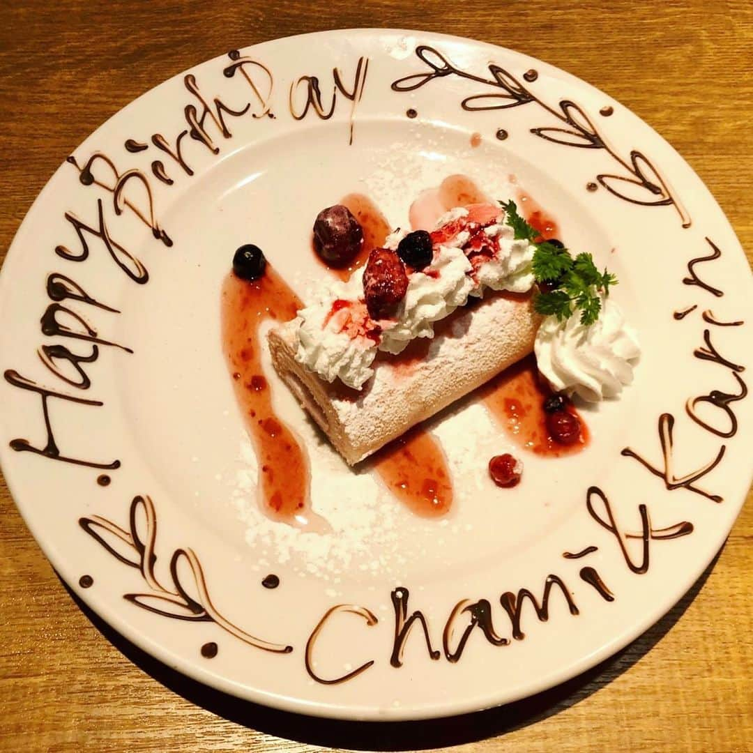 Karinさんのインスタグラム写真 - (KarinInstagram)「Chamiとバースデー🎉 🎂12/26 @chamicho 🎂12/27 @karins_flavor  誕生日が1日違いのChamiちゃんと今年も一緒にお祝いしました🥂久しぶりに会えて良かった〜❤️密かな毎年の楽しみ😊 ・ 交換したプレゼントが被って笑ったこともあるし、今年はどうしようかと思いつつ、前から渡したかったフラワーエコバッグにした🌸🌼🌺 ・ 話してると刺激も貰えるし、気持ちがフッと軽くなるし、ハッキリ思ってること言ってくれるし、ワンコ好き、貴重なお友達✨ また来年も一緒にお祝いしたいな🎵 ・ Chamiちゃんはワンコブロガーもやりつつ🐶動物OKのショップ&カフェで可愛いフォトブース作ったり定期的にイベントもやってるから、ワンコなど家族にいる方はぜひインスタチェックしてみてね★ ・ #誕生日 #バースデー #バースデープレート #happybirthday #忘年会 #シンガー #シンガーソングライター #音楽 #音楽好きな人と繋がりたい #写真 #live #photo #music #ilovemusic #livemusicphotography #musicgram #karin #singer #singersongwriter #ワンコ #ブロガー」12月30日 15時25分 - karins_flavor