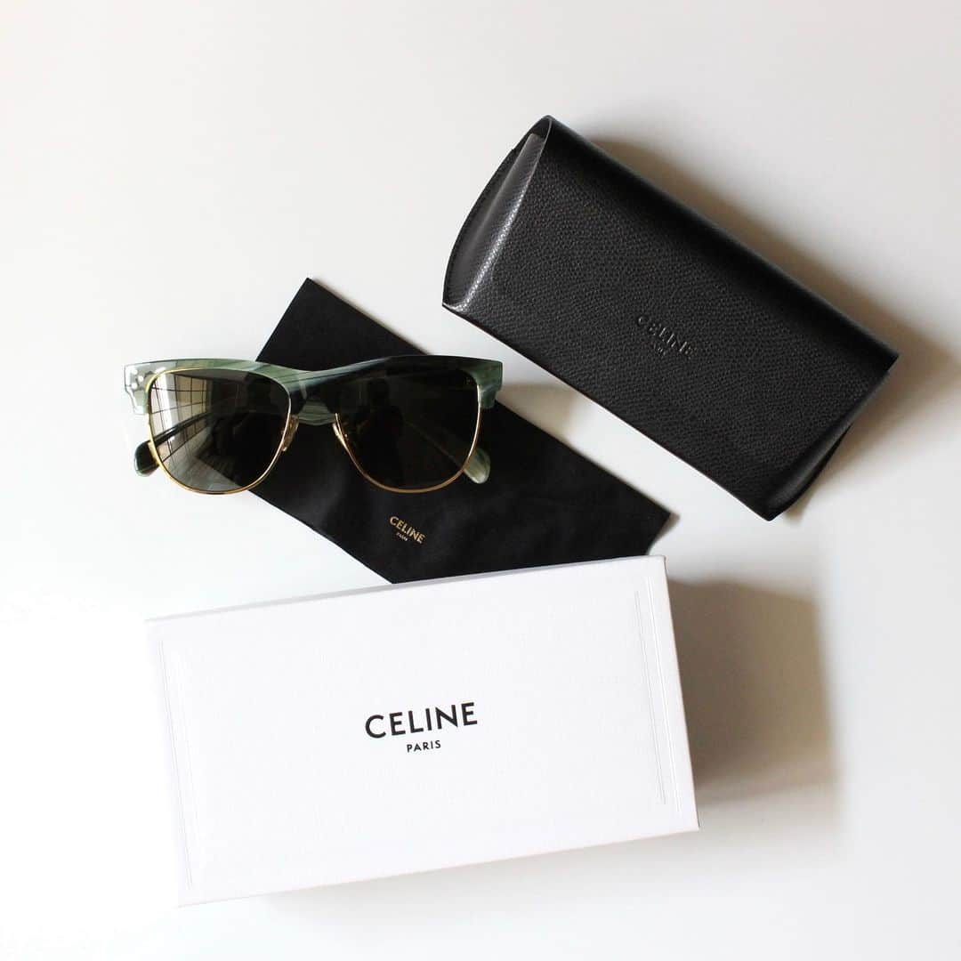 UOMOさんのインスタグラム写真 - (UOMOInstagram)「【CELINE  マーブル柄サングラス】 黒、白、グリーンのマーブル柄が取り入れられたフレームで、レンズの下側にゴールドが施されたセリーヌのサングラス。店頭で初めて目にしたときに「なんて芸術的なデザインなんだ！」と感動を覚えました！ 見ているだけでワクワクしてくるサングラスだったので、そのワクワクとともにお待ち帰りに（笑）。モノトーンカラーの着こなしのアクセントとして秋冬シーズンにも大変重宝しています。 （チームウオモ柳川一心） @needer_ky  #celine #セリーヌ #サングラス #メガネ #眼鏡 #teamuomo #uomo #uomo_magazine #uomomagazine #webuomo #fashion  #mensfashion #mensstyle #menswear #mens #wear #ファッション #メンズ #メンズファッション #メンズスタイル #メンズウェア #チームウオモ #コーデ #コーディネート #メンズコーデ #着こなし」12月30日 15時29分 - uomo_magazine