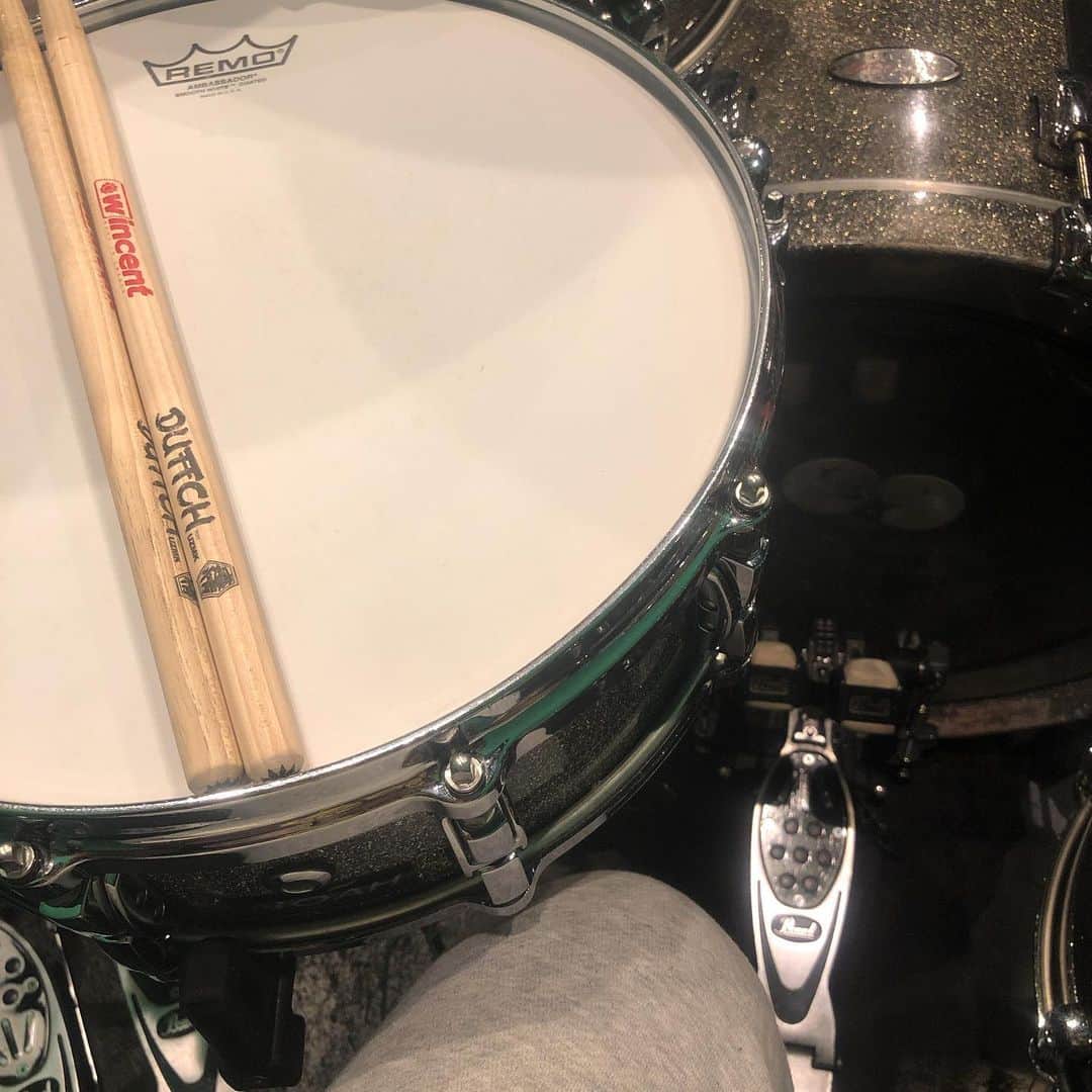 のインスタグラム：「今日もこうして叩ける事に  感謝。  #pearl #wincentdrumsticks」