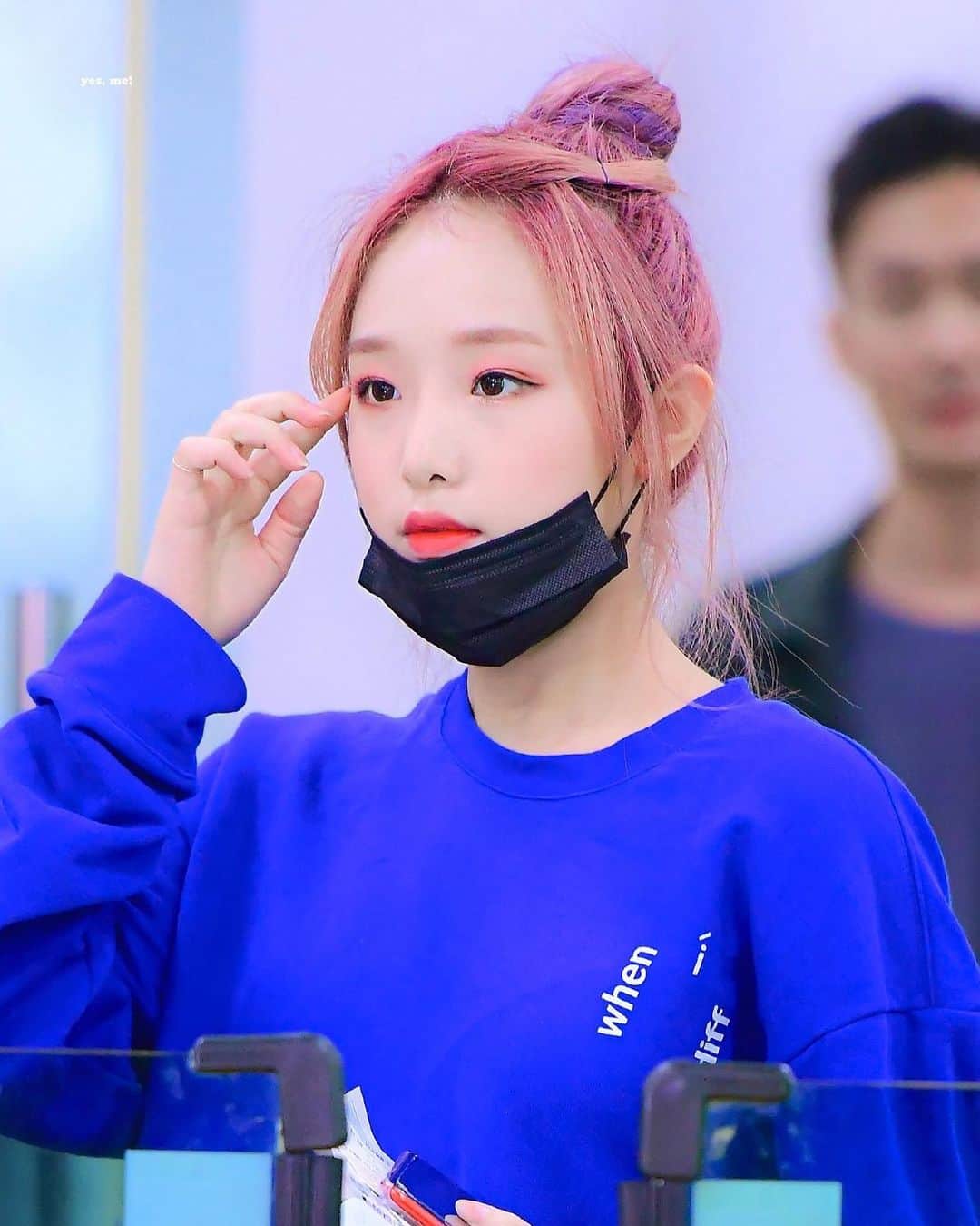 チェ・イェナのインスタグラム：「i am alive and i read on twt that izone is finally going to resume activities and i’m so happy omg ➸ 190929 incheon airport | © yes me tags :: 💌 #choiyena #yena #izone #izonegroup #produce #produce48 #mnet #mnetofficial #kpop #gg #girlgroup #fff #lfl #kpopfff #kpoplfl #kpopexlikes #exlikes #kpopsfs #sfs #naekkoya #nekkoya #pickme #korea #japan #프로듀스48 #프로듀스 #최예나」