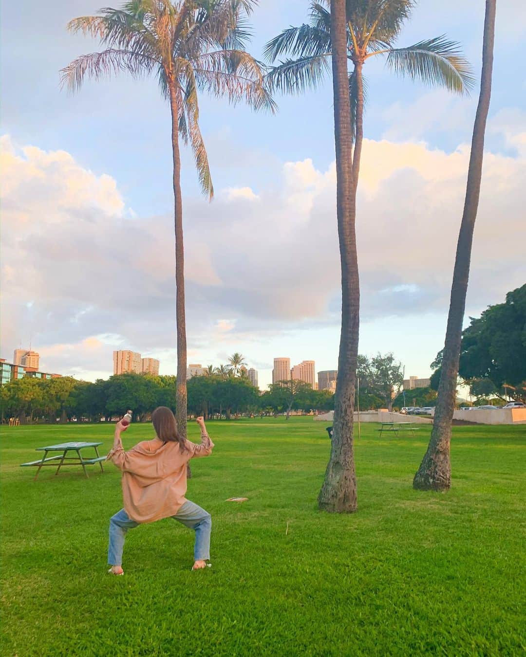 水越愛華さんのインスタグラム写真 - (水越愛華Instagram)「このデニム足長く見えるからスキ (買う時、足の長さ足りなくて 丈詰めたけど🤭) #hawaii」12月30日 15時45分 - iamemika21