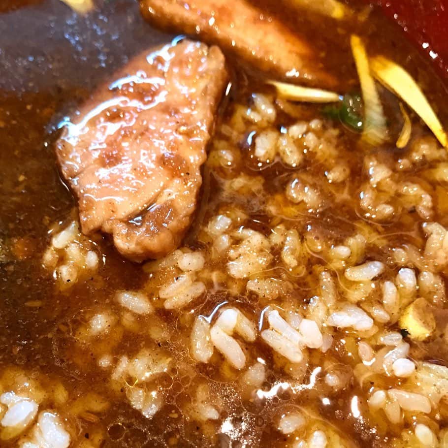 江口寿史さんのインスタグラム写真 - (江口寿史Instagram)「ハモニカ横丁で絶大な人気を誇ったオルタナティブカレー屋 ピワン。近年は連日開店からの大行列でなかなか食べれなかった旧店舗での営業も年内で終了。年明けからは広い新店舗で再始動するそうです。 そのピワンが年末に恒例で出すという「鴨南蛮カレー蕎麦」。噂には聞いてましたが、初めて御相伴にあずかりました。 大正通りからちょっと入った路地にある新店舗には常連さん達がビッシリ。あらためてこの店の支持の厚さがうかがえます。 しっかりピワンのカレーで鴨南蛮蕎麦で。これで500円は破格。というか完全にサービスでしょうなあ。でしょうなあ、て。美味しかったです。」12月30日 15時41分 - egutihisasi