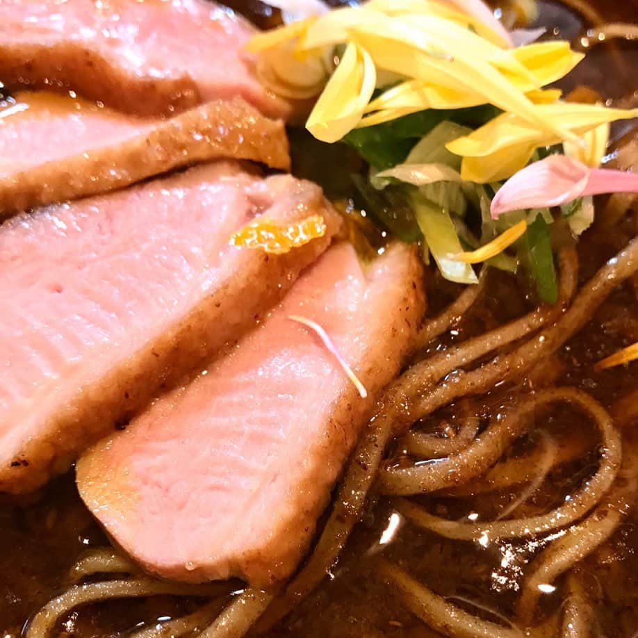 江口寿史のインスタグラム：「ハモニカ横丁で絶大な人気を誇ったオルタナティブカレー屋 ピワン。近年は連日開店からの大行列でなかなか食べれなかった旧店舗での営業も年内で終了。年明けからは広い新店舗で再始動するそうです。 そのピワンが年末に恒例で出すという「鴨南蛮カレー蕎麦」。噂には聞いてましたが、初めて御相伴にあずかりました。 大正通りからちょっと入った路地にある新店舗には常連さん達がビッシリ。あらためてこの店の支持の厚さがうかがえます。 しっかりピワンのカレーで鴨南蛮蕎麦で。これで500円は破格。というか完全にサービスでしょうなあ。でしょうなあ、て。美味しかったです。」