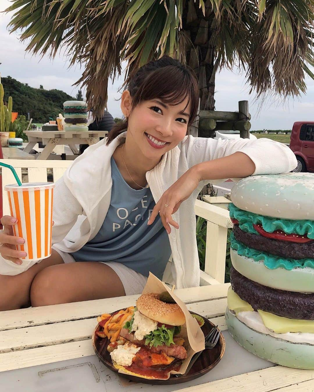 阪本智子さんのインスタグラム写真 - (阪本智子Instagram)「🍔♡ 今年も年越しは沖縄😆🌺🌴🐠 #瀬長島ウミカジテラス  でハンバーガーとアサイボウル食べたよ❤ 美味しかった😋🎶 ＊ #okinawa #senagajima #umikajiterrace #hamburger #asaibowl  #沖縄 #瀬長島 #ハンバーガー #アサイボウル #阪本智子」12月30日 6時55分 - tomoko_sakamoto423