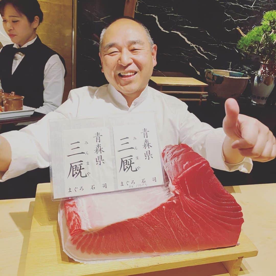 雅-MIYAVI-さんのインスタグラム写真 - (雅-MIYAVI-Instagram)「Sushi rocks!!!! ⚡️Had a little end of the year dinner at one of my fav and the best sushi restaurants in the world @hatsunezushi Big respect to the master’s professionalism and his love towards his wife who supports him next to him all the time 🙏🏻🙏🏻 大好きなお寿司屋さん”初音ずし”にて、プチ忘年会！！大将と女将さん、夫婦揃ってライヴにもお越しいただき、今回も忙しい中、お店を開けていただきました。心から感謝です。今回も最高のアート・エクスペリエンス、堪能させていただきました。もう食べれません（笑）大将の寿司に対するプロフェッショナルな姿勢と女将さんへの愛、最大級のリスペクトです。ご馳走さまでした！！！！SUSHI ROCKS!!!! ⚡️⚡️🍣🤘🏻」12月30日 6時57分 - miyavi_ishihara