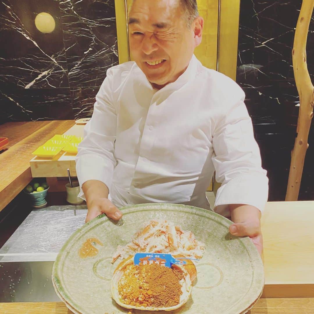 雅-MIYAVI-さんのインスタグラム写真 - (雅-MIYAVI-Instagram)「Sushi rocks!!!! ⚡️Had a little end of the year dinner at one of my fav and the best sushi restaurants in the world @hatsunezushi Big respect to the master’s professionalism and his love towards his wife who supports him next to him all the time 🙏🏻🙏🏻 大好きなお寿司屋さん”初音ずし”にて、プチ忘年会！！大将と女将さん、夫婦揃ってライヴにもお越しいただき、今回も忙しい中、お店を開けていただきました。心から感謝です。今回も最高のアート・エクスペリエンス、堪能させていただきました。もう食べれません（笑）大将の寿司に対するプロフェッショナルな姿勢と女将さんへの愛、最大級のリスペクトです。ご馳走さまでした！！！！SUSHI ROCKS!!!! ⚡️⚡️🍣🤘🏻」12月30日 6時57分 - miyavi_ishihara
